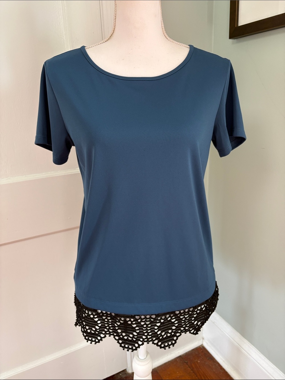 DKNY Teal Short Sleeve Scoop Neck Top with Black Crochet Hem Size Small